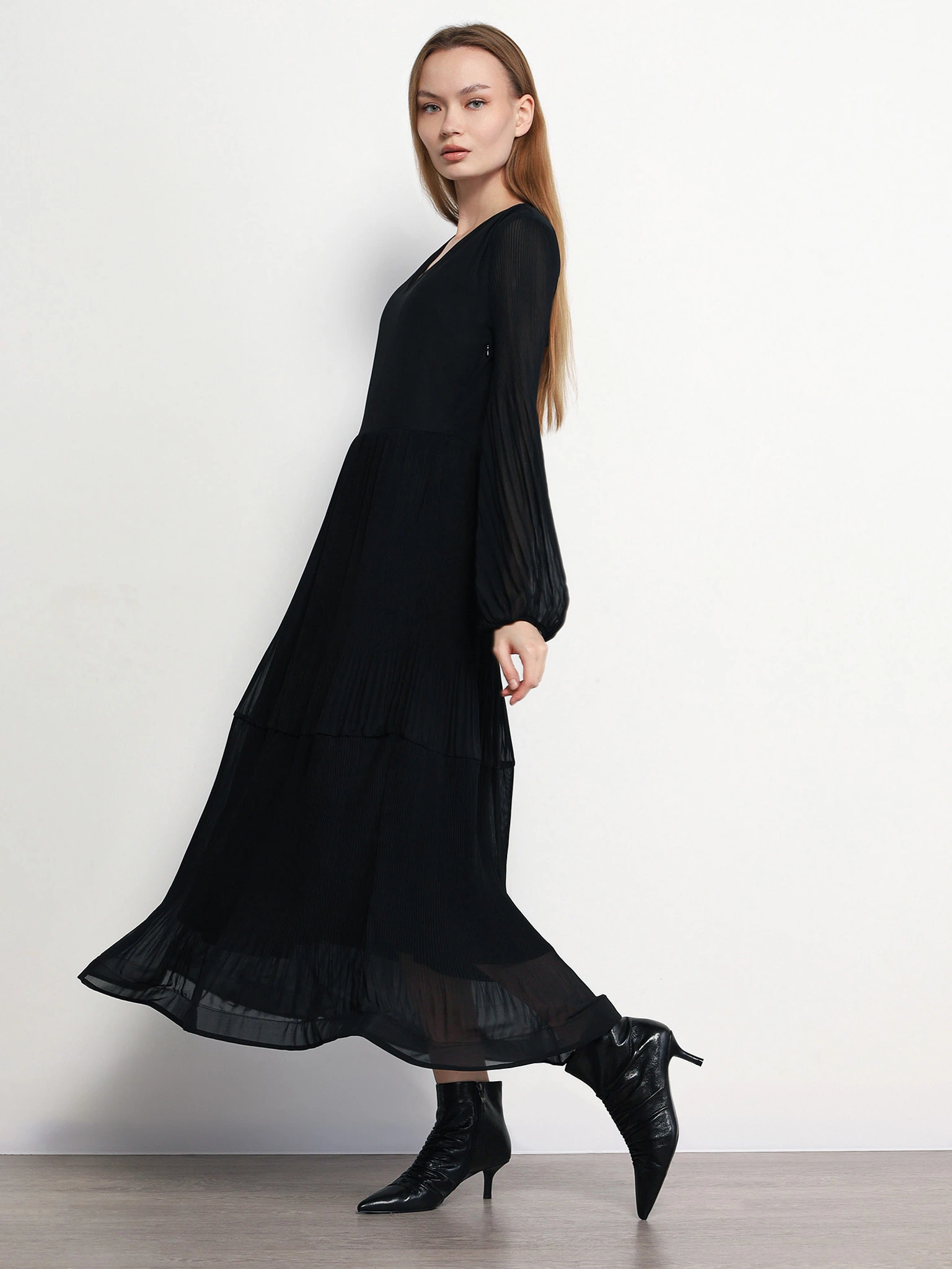 Платье плиссированное с отрезной линией талии